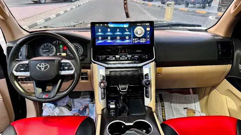 Miniature : Intérieur de voiture moderne Toyota, grand écran tactile, logo GR.