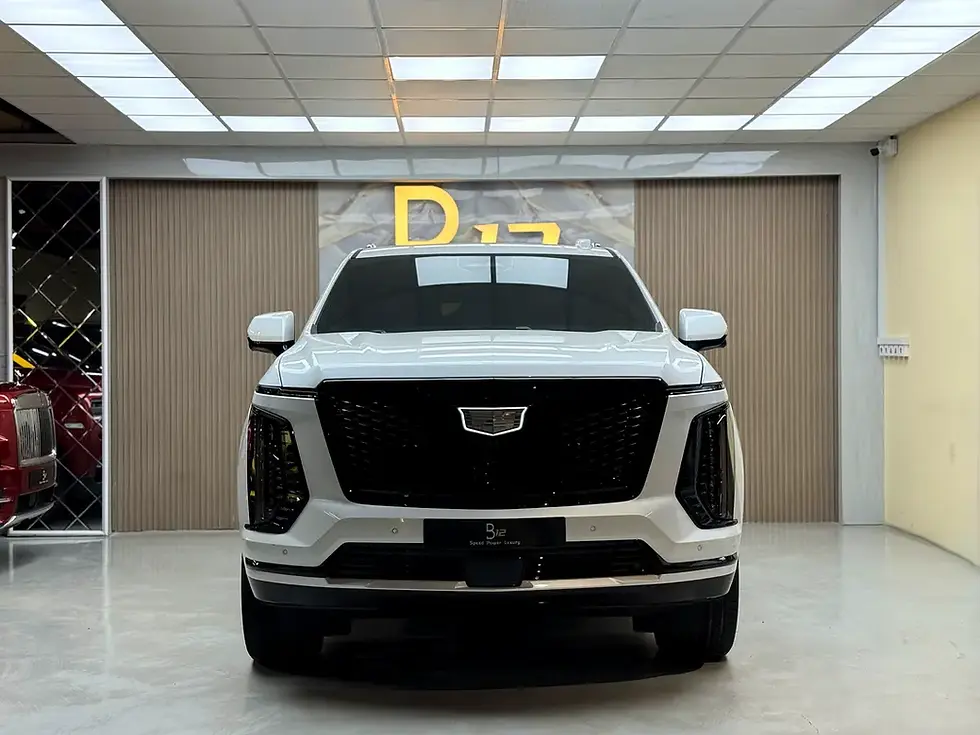 Vue de face Cadillac Escalade blanc, logo CADILLAC, texte D.M.J.