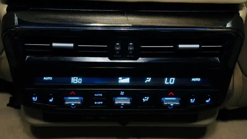 Miniature : Panneau de contrôle climatisation voiture avec affichage 18.0, AUTO, R-OFF, LO.