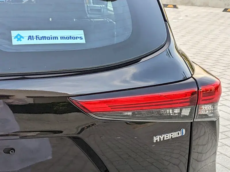 Miniature : Arrière de voiture noire, "Al-Futtaim motors", "HYBRID", feu arrière rouge.