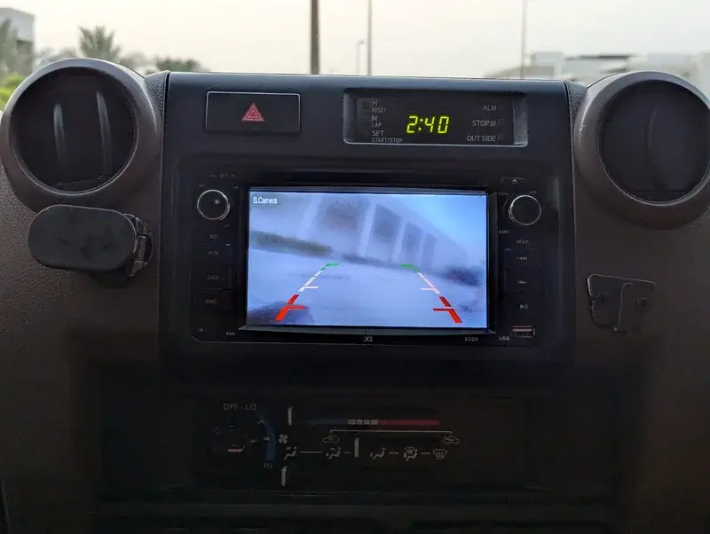 Miniature : Tableau de bord de voiture avec "2:40" affichant une caméra de recul.