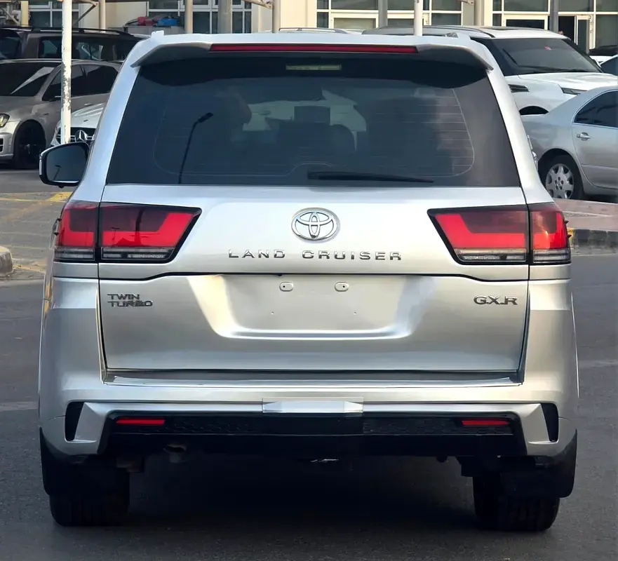 Miniature : Vue arrière SUV argent Land Cruiser GXR Twin Turbo.