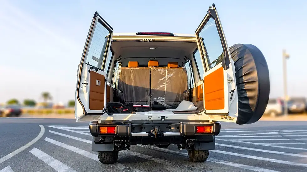 Miniature : Arrière d'un SUV blanc, toutes les portes ouvertes, pneu de rechange.