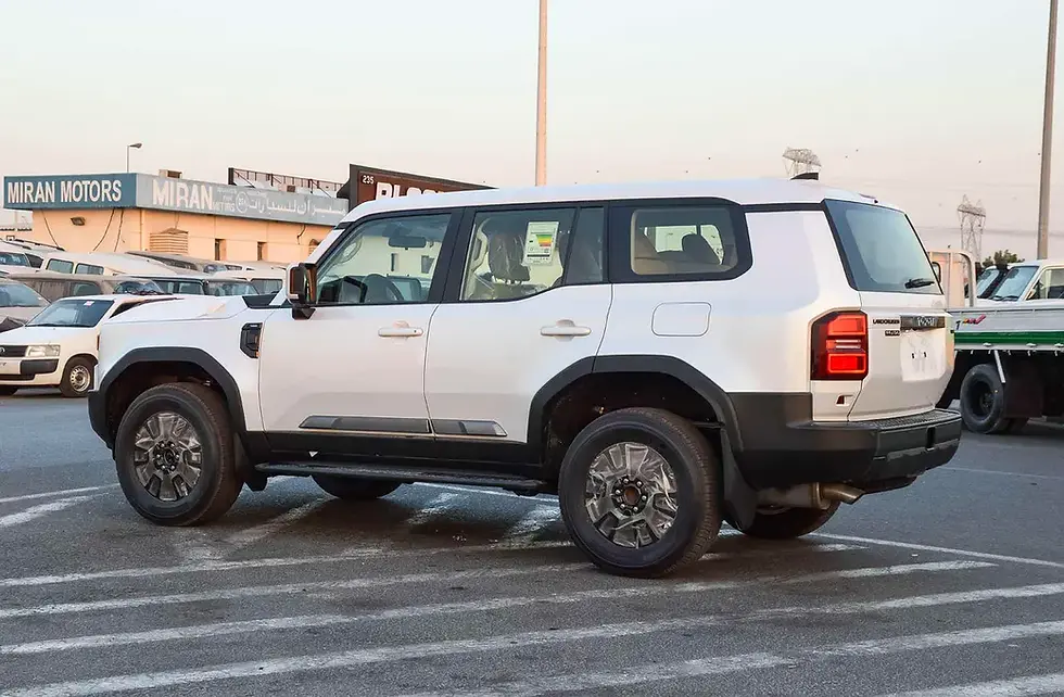 Miniature : SUV blanc robuste garé devant MIRAN MOTORS sur un parking extérieur.