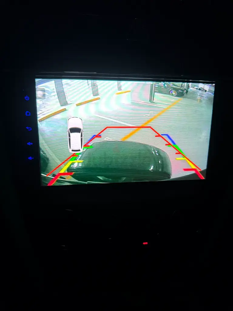 Miniature : Écran de voiture, caméra de recul affichant lignes de stationnement et miroir