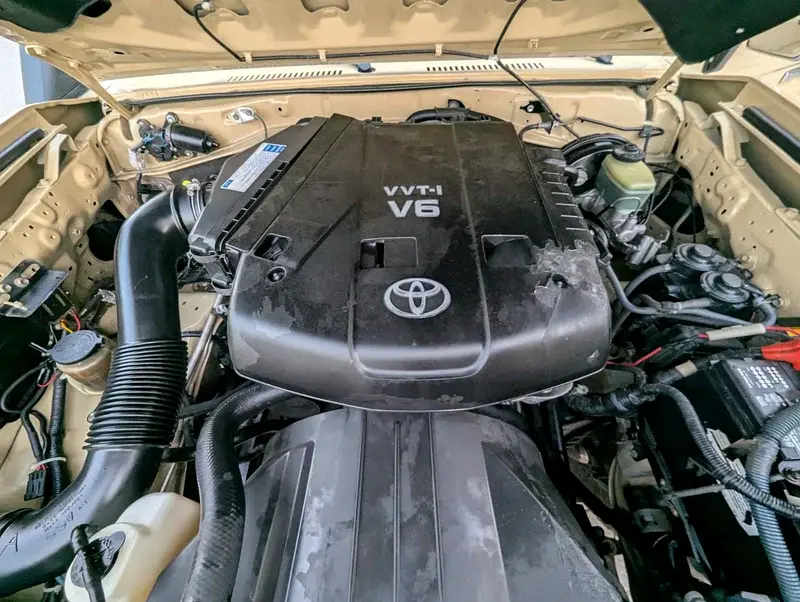 Miniature : Moteur de voiture TOYOTA VVT-i V6 ouvert sous le capot.