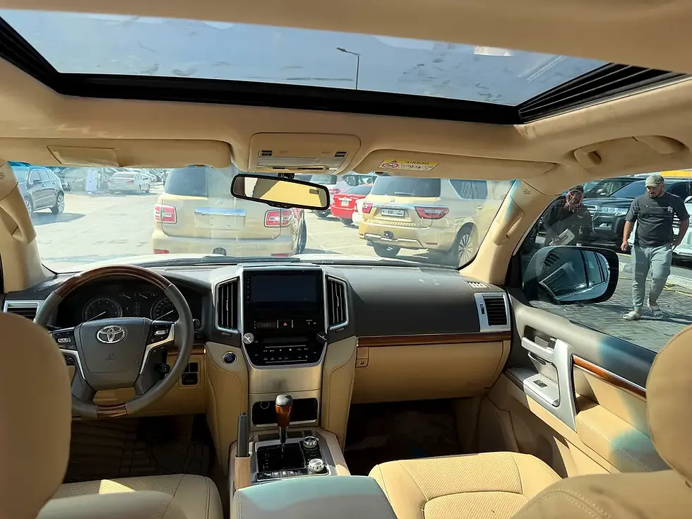 Miniature : Intérieur luxueux de voiture avec tableau de bord beige et toit ouvrant clair.