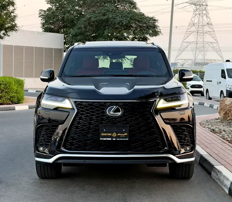 Miniature : Lexus SUV noir brillant, logo "MOTOR LAND", garé dans la rue.