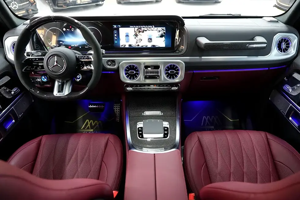 Miniature : Intérieur luxueux de Mercedes-Benz, sièges en cuir rouge, éclairage ambiant bleu.