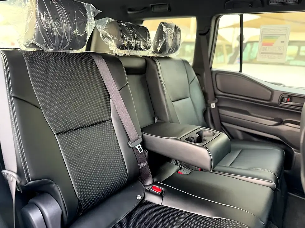 Miniature : Sièges arrière en cuir noir, appuie-têtes plastifiés, accoudoir central avec porte-gobelets.