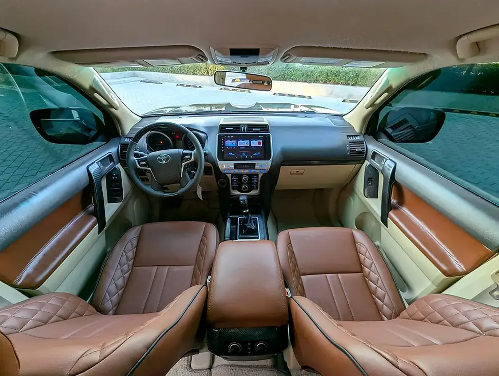 Vue intérieure de voiture, sièges en cuir marron, tableau de bord moderne.