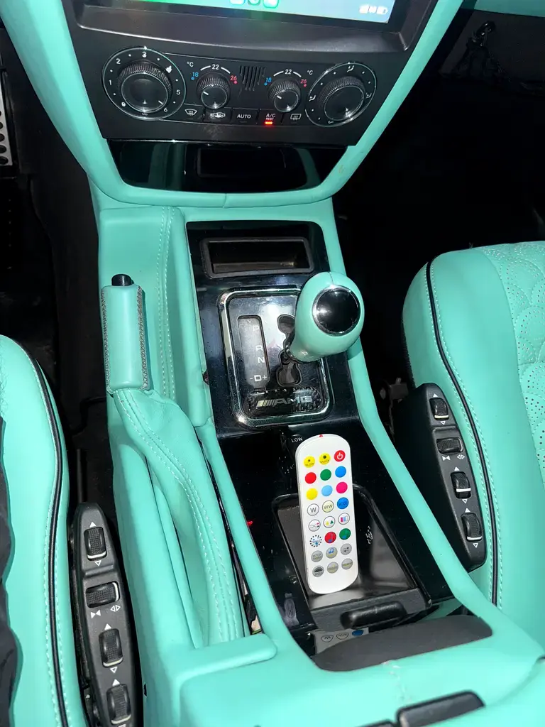 Miniature : Intérieur de voiture turquoise personnalisé, console centrale, levier de vitesse, télécommande.