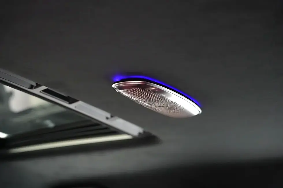 Miniature : Éclairage intérieur de voiture LED bleu, fixé au plafond gris.