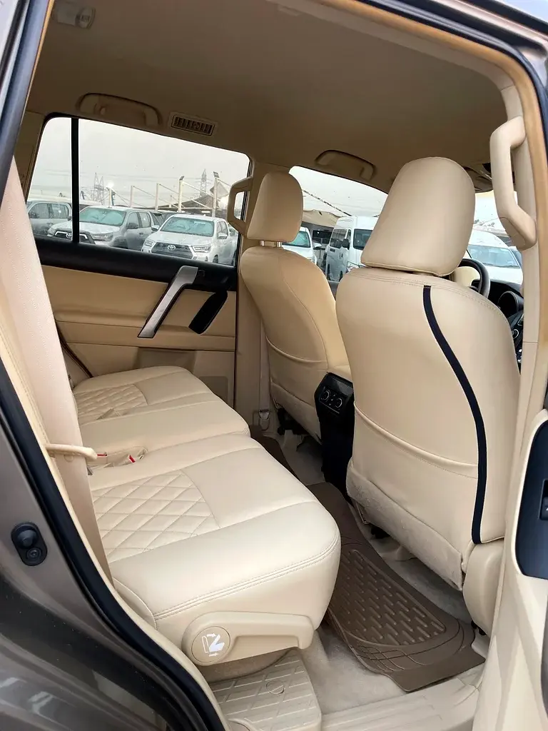 Miniature : Intérieur propre de voiture avec sièges arrière en cuir beige.