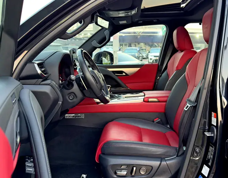 Miniature : Intérieur de voiture moderne, sièges en cuir rouge et noir.