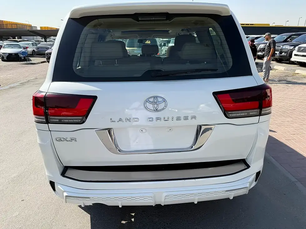 Miniature : Arrière d'un SUV blanc TOYOTA LAND CRUISER GXR sur un parking.