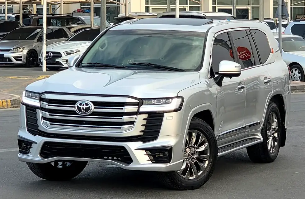 Miniature : Nouveau Toyota Land Cruiser argenté garé, design extérieur moderne.