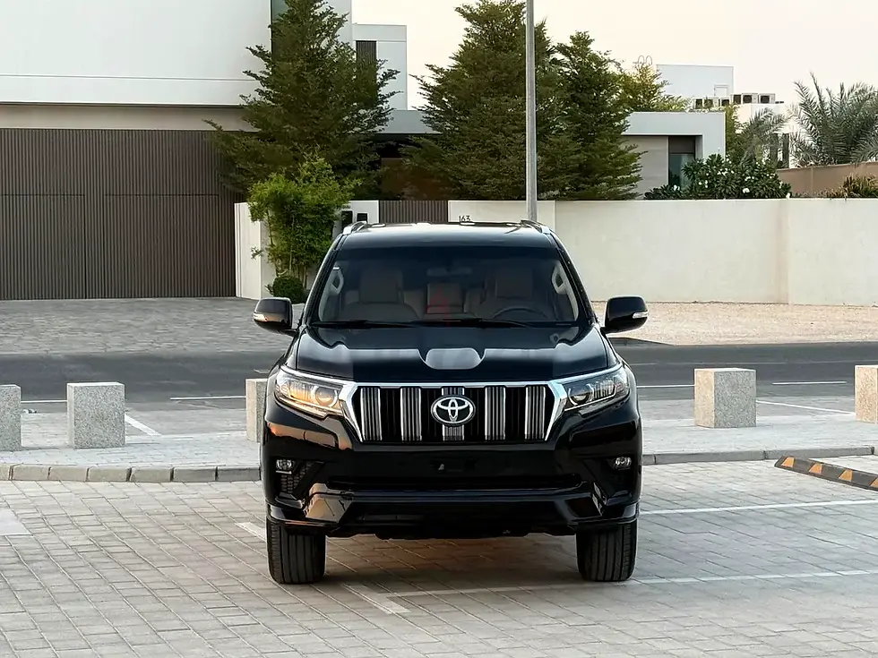 Miniature : VUS Toyota Land Cruiser Prado noir garé devant un bâtiment moderne.