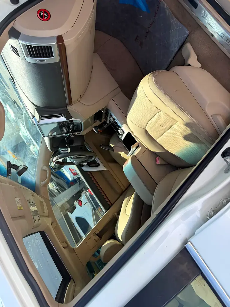 Miniature : Intérieur de voiture luxueux, sièges en cuir beige et tableau de bord.