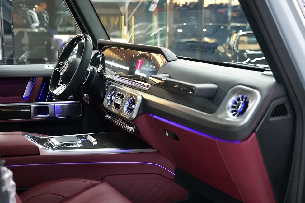 Miniature : Intérieur de voiture de luxe avec tableau de bord et éclairage ambiant violet.