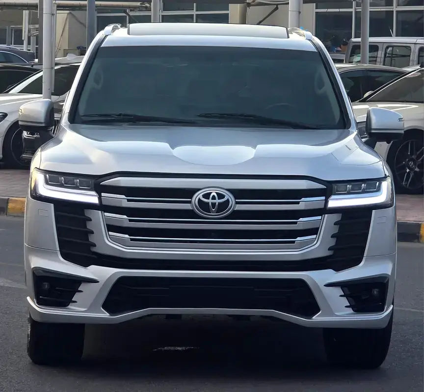 Miniature : SUV Toyota Land Cruiser argenté, vue frontale détaillée, design moderne élégant.