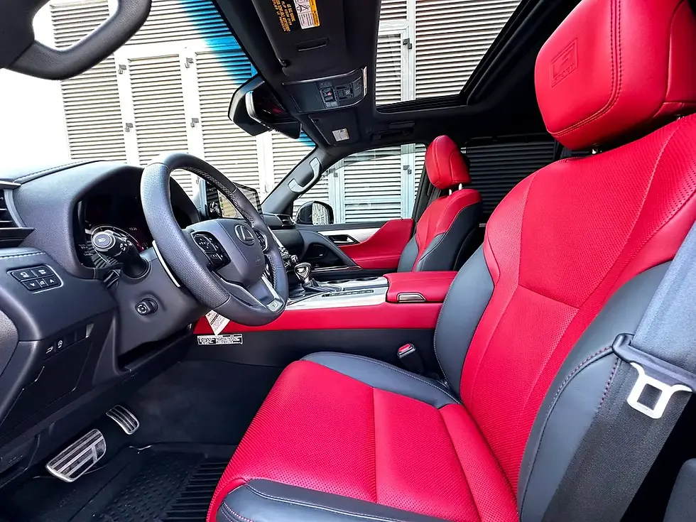 Miniature : Intérieur de voiture avec sièges en cuir rouge et noir, volant.