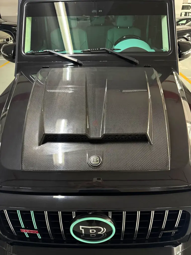 Miniature : SUV noir personnalisé, logo "P" lumineux, grille rouge "T", capot sculpté.