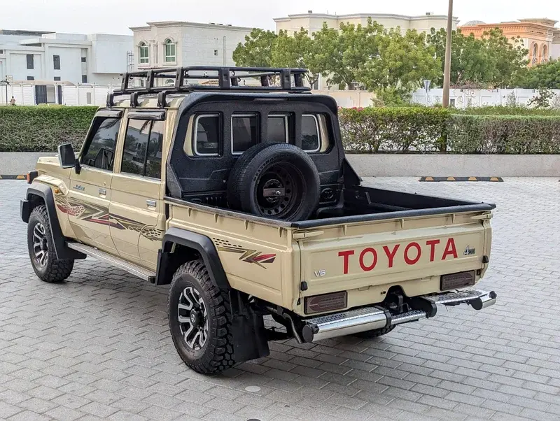 Miniature : Camionnette beige TOYOTA 4x4 avec galerie et pneu de secours.