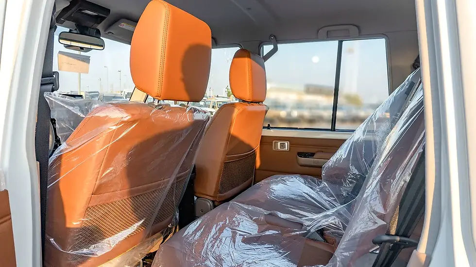 Miniature : Sièges arrière marron d'une voiture neuve recouverts de plastique.