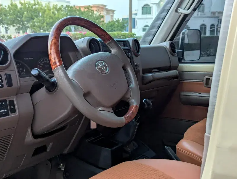 Miniature : Intérieur de voiture Toyota avec volant en bois marron.