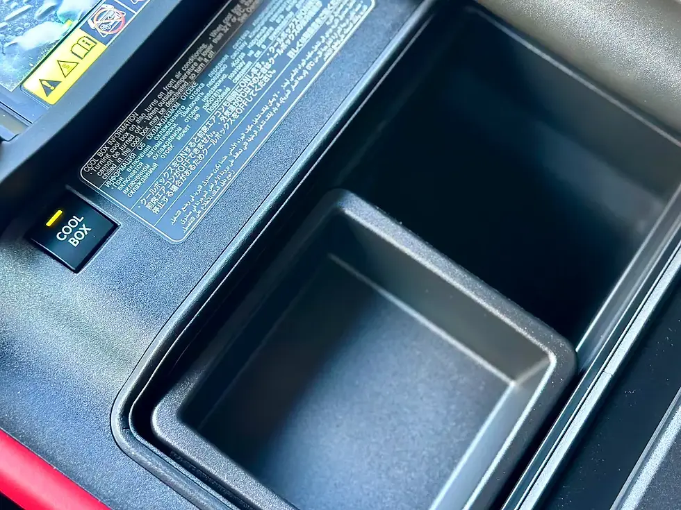 Miniature : Compartiment de rangement noir vide, intérieur de voiture, console centrale.