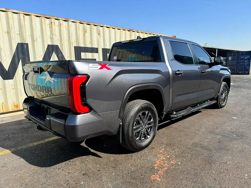 Miniature : Camionnette grise Tundra SX stationnée, conteneur de fret en arrière-plan.