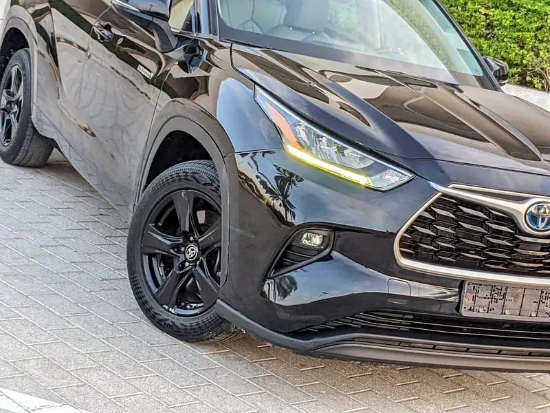 Miniature : Avant d'un SUV noir hybride, jantes noires, éclairage diurne.