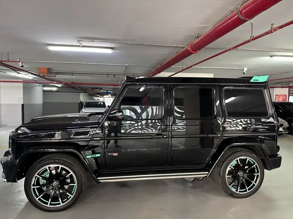 Miniature : Grand SUV noir personnalisé, détails verts, garé dans parking souterrain.