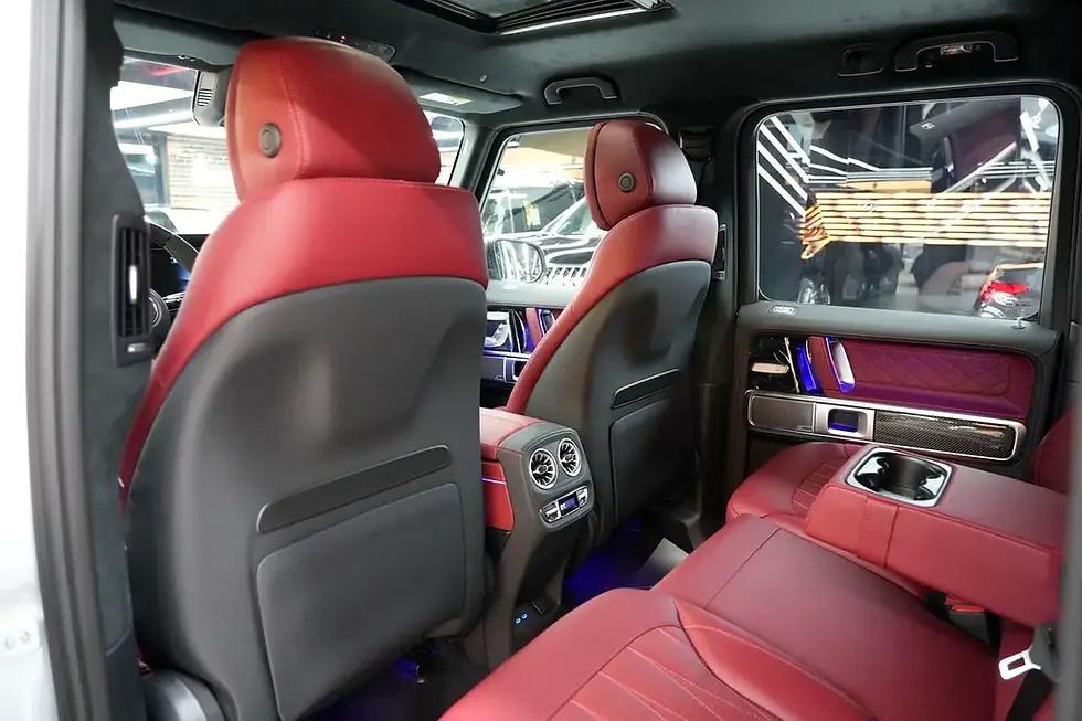 Miniature : Intérieur luxueux de voiture, sièges arrière en cuir rouge et noir.