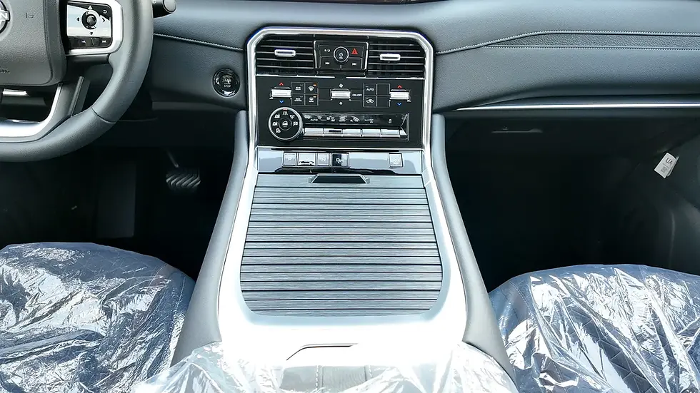 Miniature : Console centrale moderne, tableau de bord élégant, intérieur de voiture luxueux.