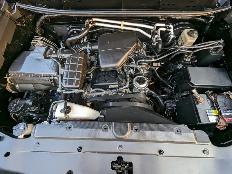 Miniature : Moteur de voiture propre, compartiment moteur détaillé et brillant