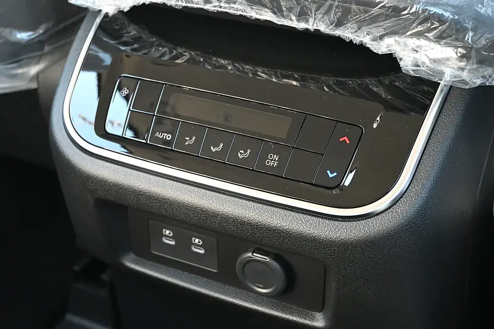 Miniature : Commandes "AUTO", "ON OFF" climatisation arrière, ports USB dans véhicule.