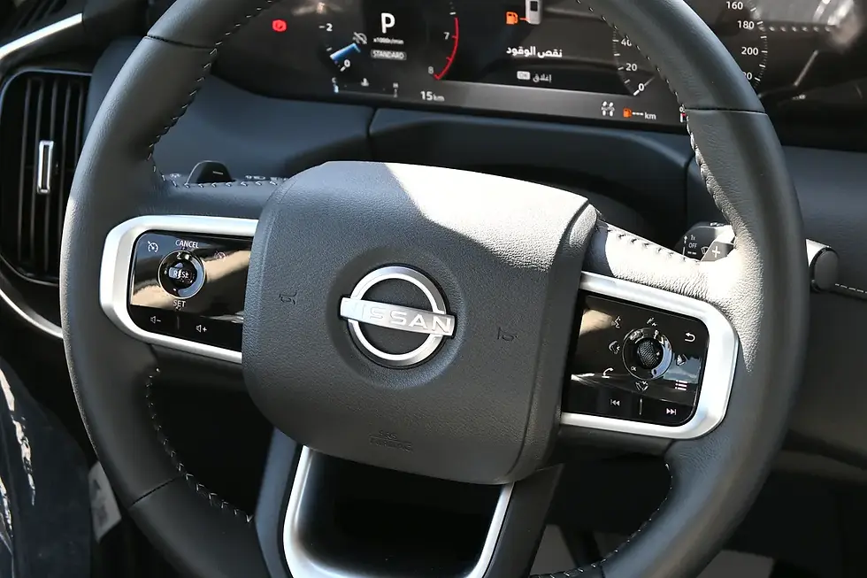 Miniature : Volant NISSAN, tableau de bord P, texte "فحص الوقود", intérieur véhicule.