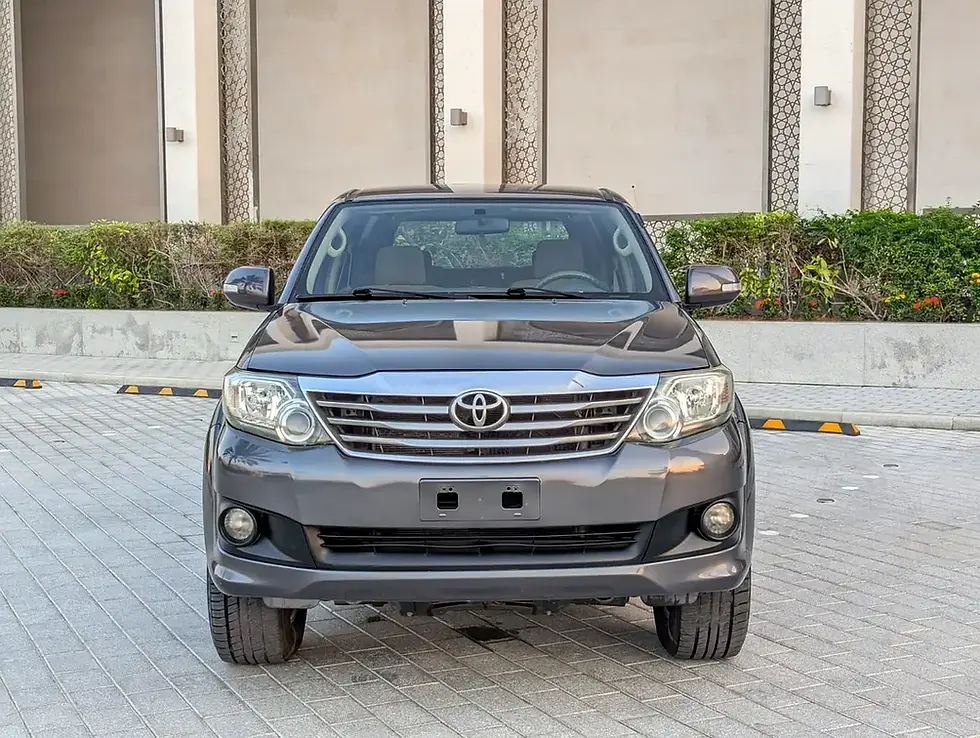 Miniature : SUV Toyota Fortuner gris foncé, vue de face, garé à l'extérieur.