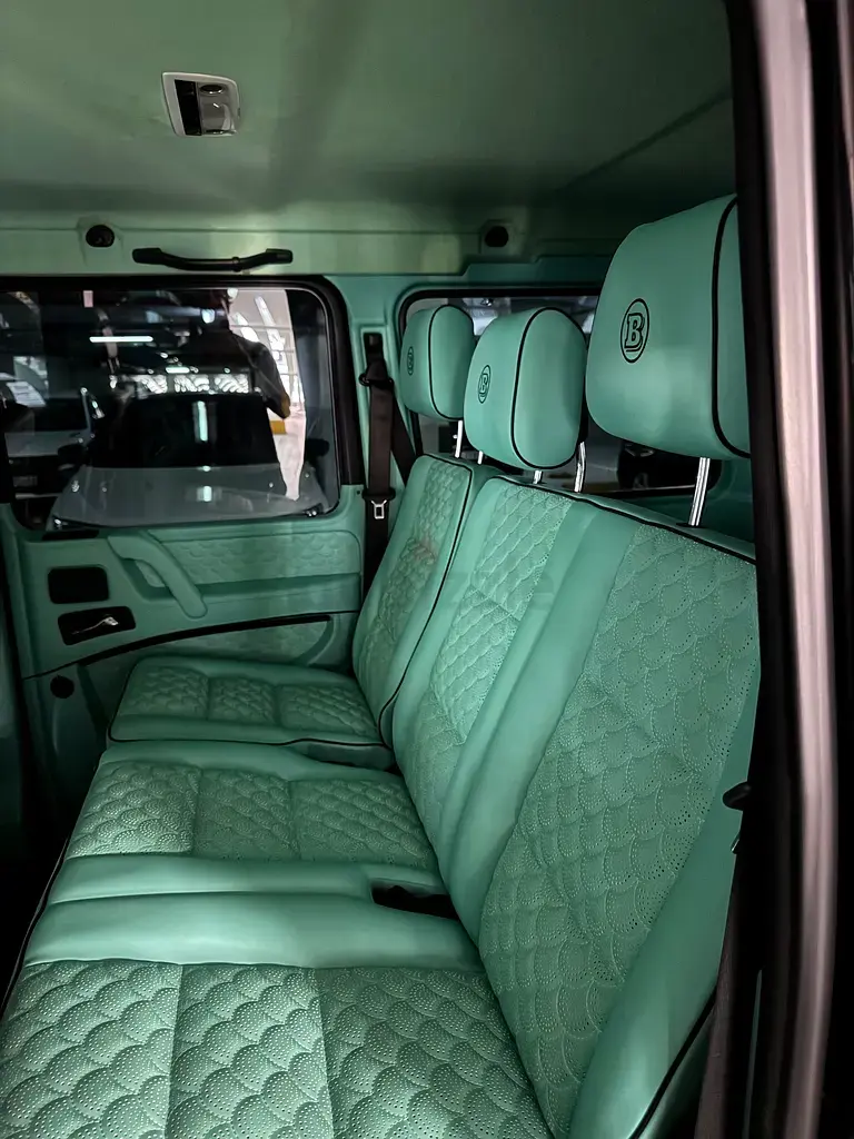 Miniature : Intérieur de voiture de luxe, sièges arrière matelassés vert menthe.