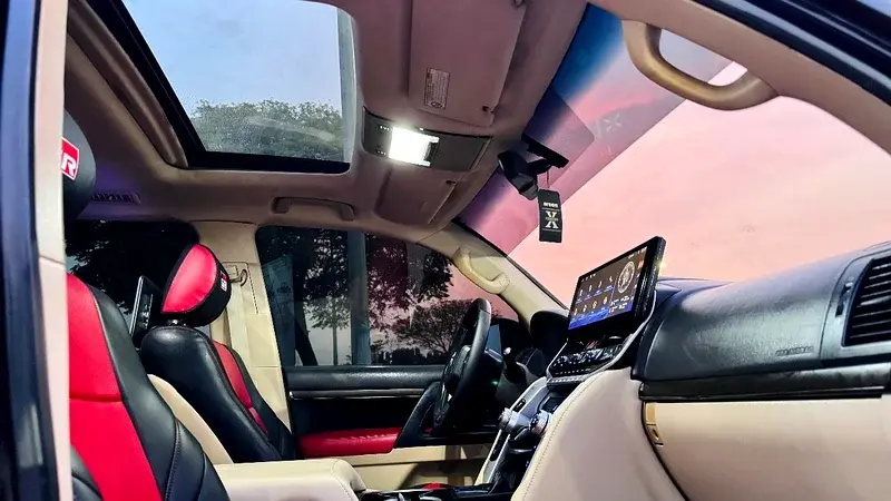 Miniature : Intérieur luxueux de voiture, sièges rouges, écran moderne, désodorisant AREON.