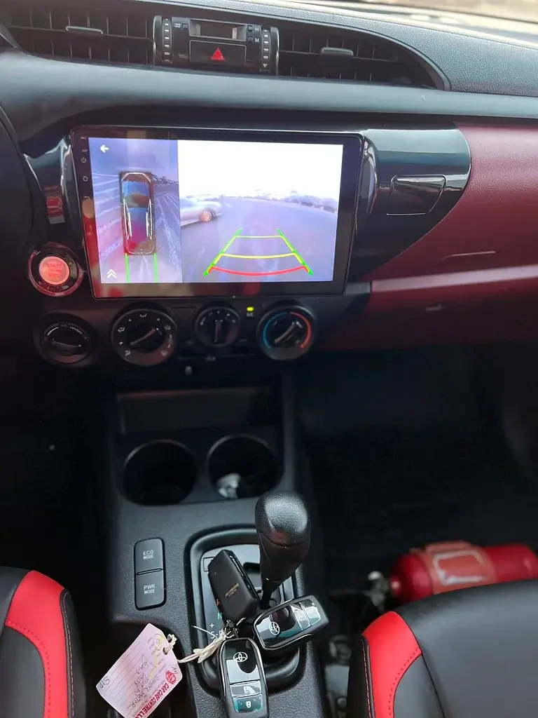 Miniature : Tableau de bord de voiture moderne avec écran de caméra de stationnement 360 degrés.