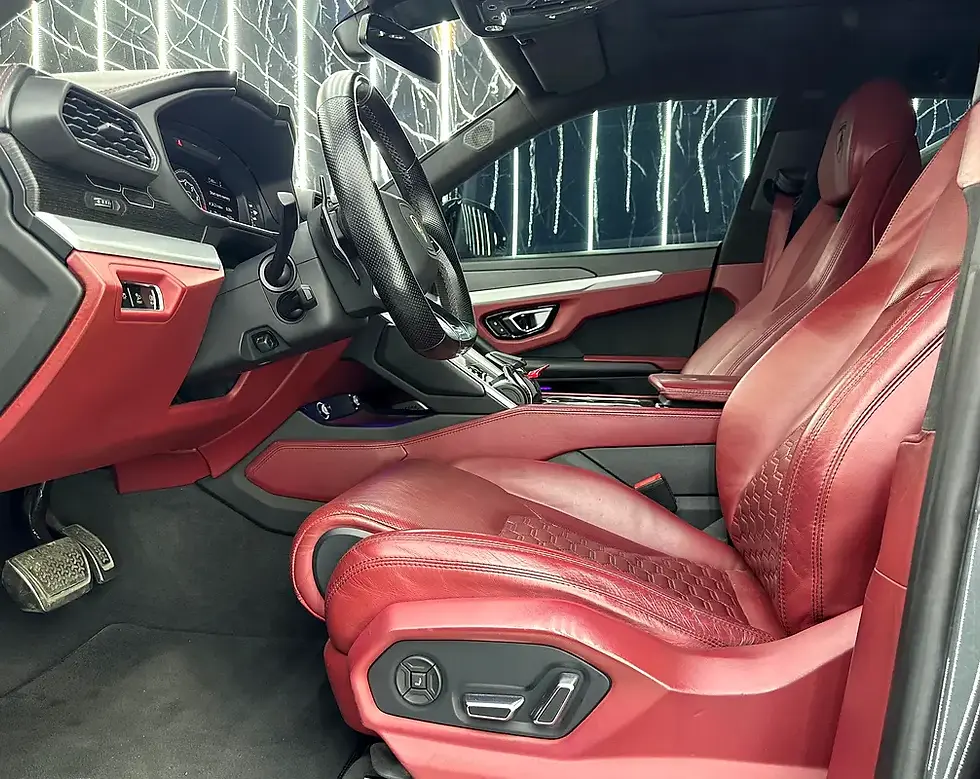 Miniature : Intérieur luxueux de voiture avec sièges en cuir rouge et volant.