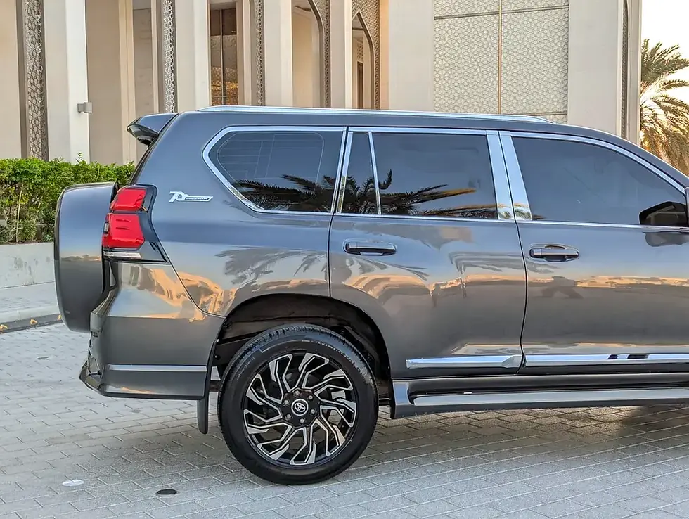 Miniature : SUV gris foncé Toyota Prado, avec "Prado" sur l'aileron, jantes personnalisées.