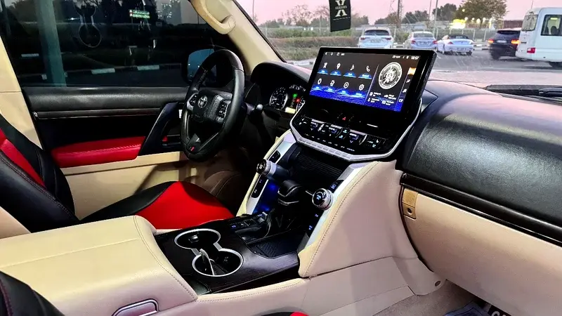 Miniature : Intérieur de SUV moderne, grand écran tactile, sièges cuir beige et rouge.