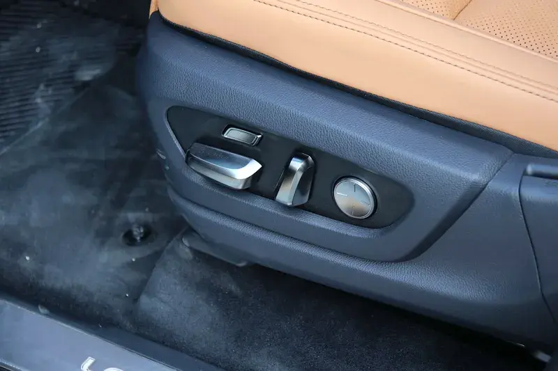 Miniature : 2025 Lexus LX-Series LX 700h Signature