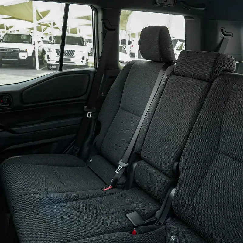 Miniature : Sièges arrière noirs d'une voiture, vue sur d'autres véhicules.