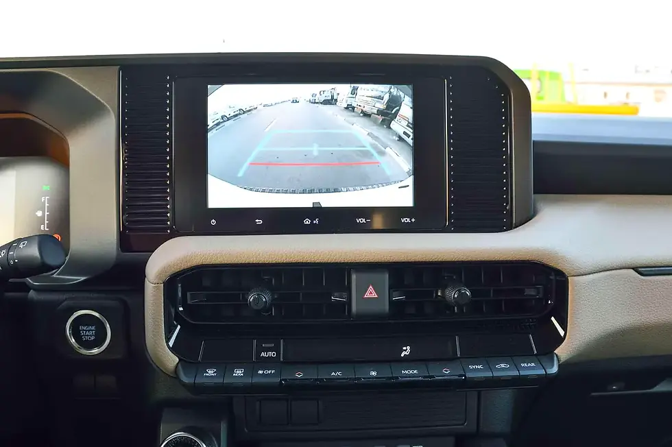 Miniature : Écran de tableau de bord affichant caméra de recul avec lignes et commandes.