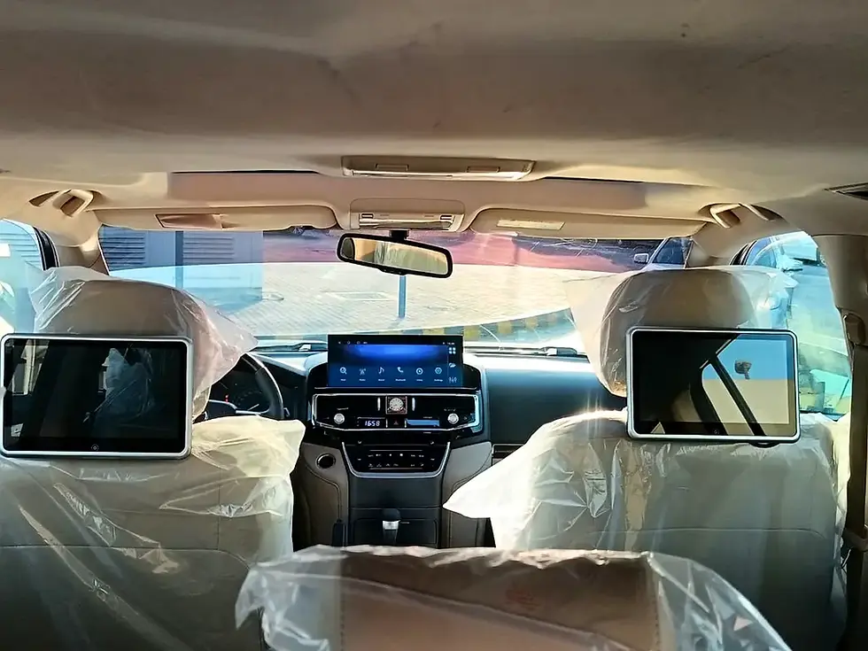 Miniature : Intérieur voiture moderne avec écrans de divertissement arrière et grand écran central.